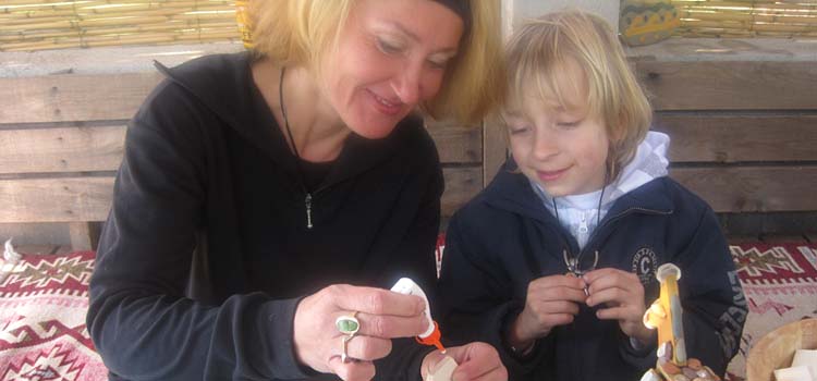 christiane und lauca bauen ein pferd